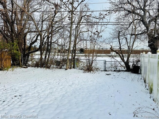Foto del edificio - 23084 Berdeno Ave