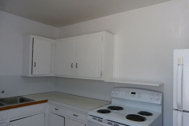 Building Photo - 3 bedroom one bath home