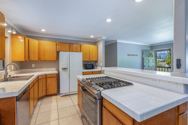Building Photo - 2 bedroom, 1 bath duplex with small back yard, carport space