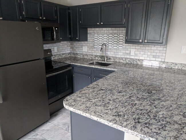 Foto del edificio - Gorgeous  1BR Condo Near UTK | Parking, On-site Laundry