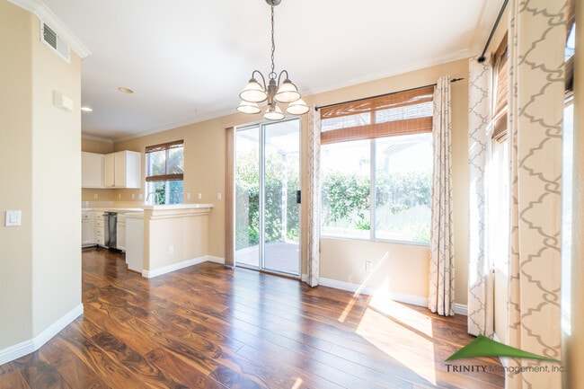 Building Photo - 1005 Cottage Way