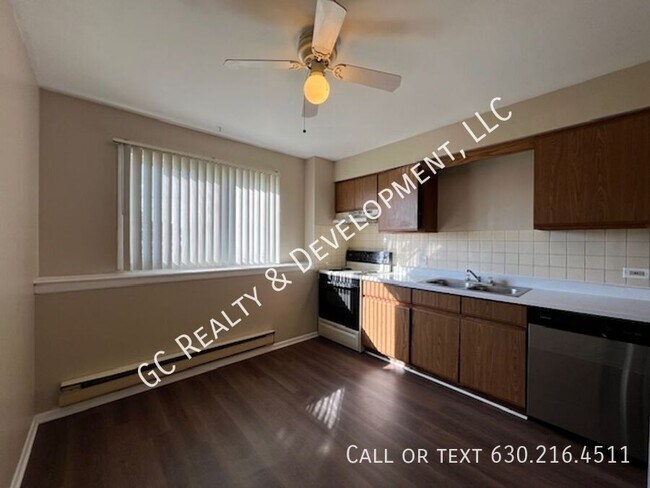 Foto del edificio - ***HUNTLEY / 2 BDRM / APPL INCL / COIN LAU...