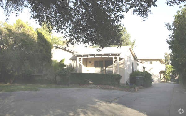 Building Photo - 122-124 N Oak Ave