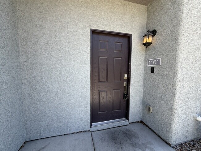 Building Photo - GATED 3 BED 3 BATH 2 CAR GARAGE TOWNHOUSE W/ BED AND BATH DOWNSTAIRS + LOFT & YARD. COMMUNITY FEA...