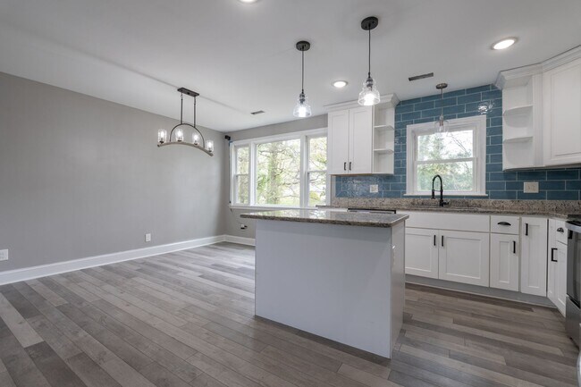 Foto del edificio - MOVE IN READY 4 Bedroom in desirable Hunt ...