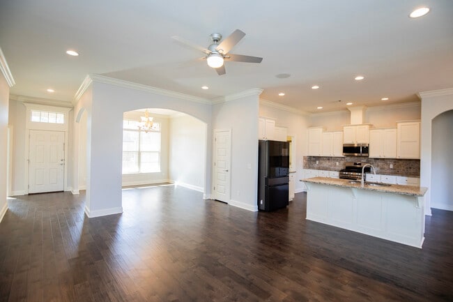 Building Photo - 4000 SW Hollyhock St