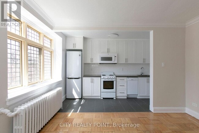 Building Photo - 398-398 Avenue Rd
