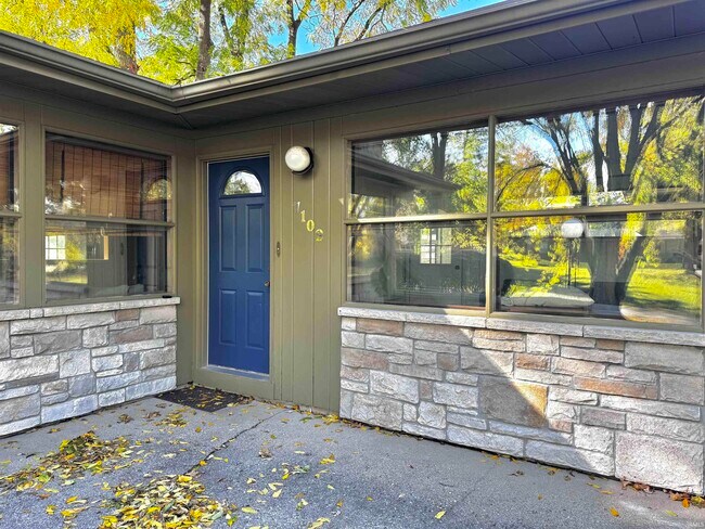 Foto del edificio - 7102 Woodhue Ln