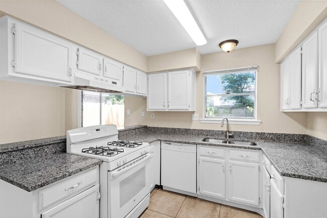 Building Photo - 24026 Spring Briar Ln