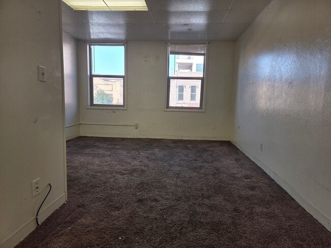 Building Photo - Studio Apartment in the Heart of Golden!