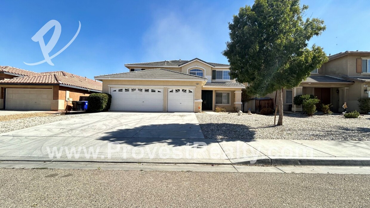 Foto principal - 5 Bedroom, 3.5 Bathroom Victorville Home w...