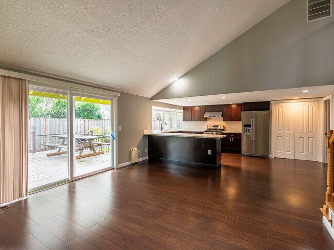 Building Photo - Coburg Ln - Beaverton
