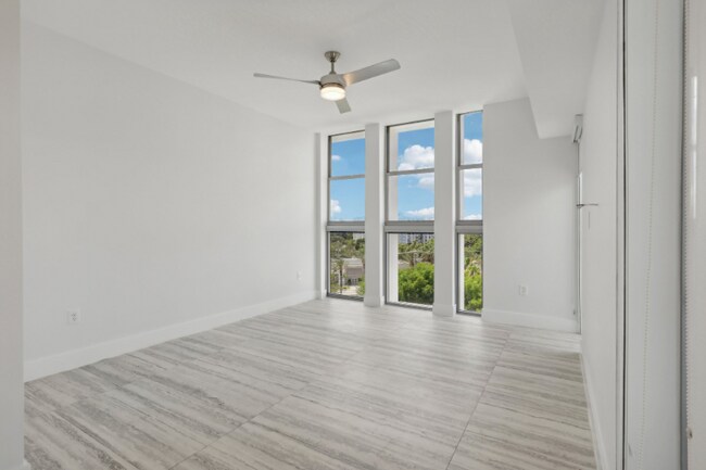 Foto del edificio - 13800 Highland Dr
