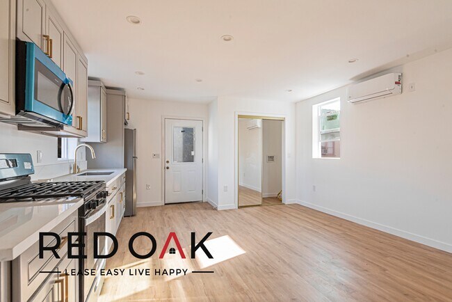 Foto del edificio - ~1 Week FREE~ Incredible Top Floor One Bed...