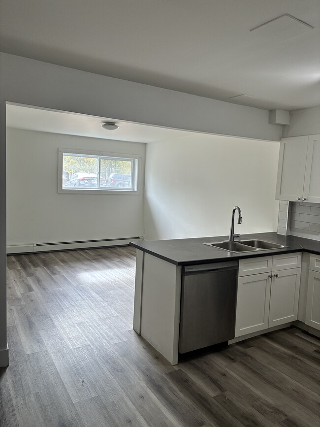 Building Photo - Fully Renovated Unit Available Now!