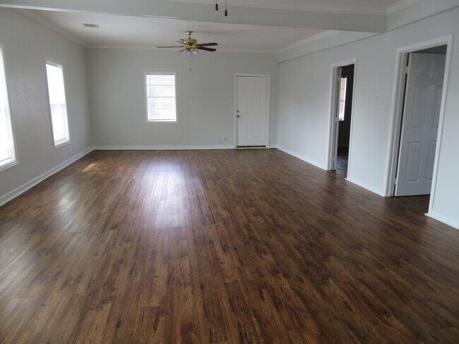 Building Photo - 617 Dumble St