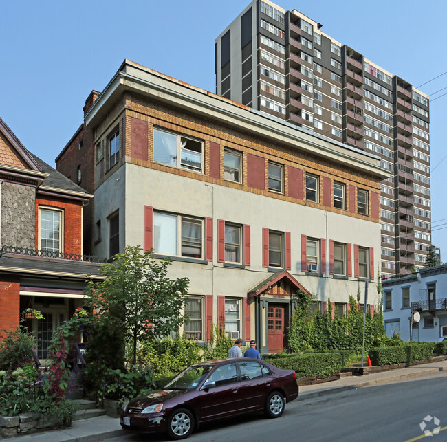 Building Photo - 142 Caroline St S