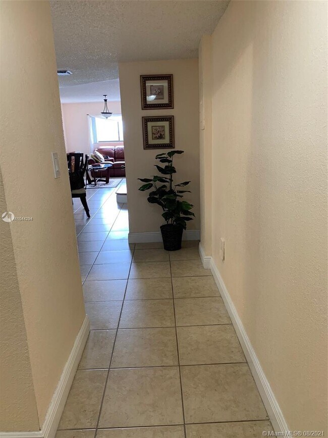 Building Photo - 180 Royal Palm Rd