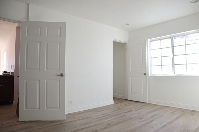Foto del edificio - 2bed2bath Apartment in Heart of Pico Robertson!