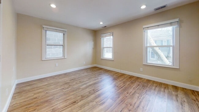 Building Photo - Welcome home to this stunning 1Bd/1Bth condo nestled in the heart of beautiful historic Old Town!