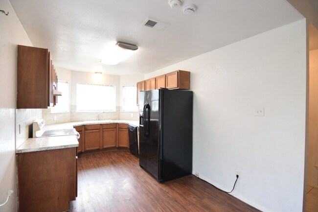 Foto del edificio - 2401 Hidden Valley Dr