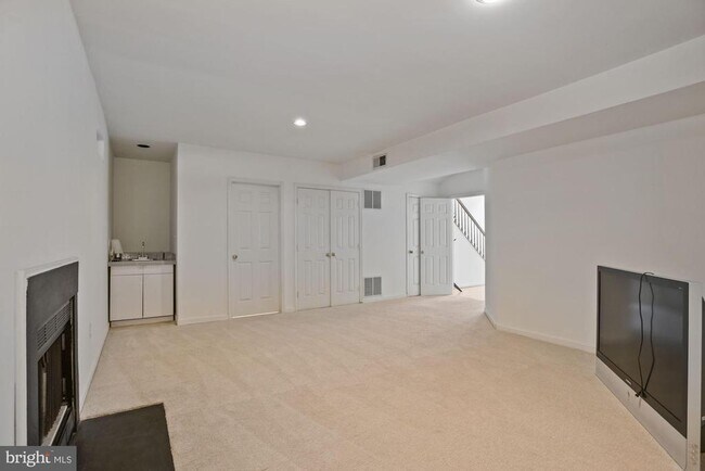 Building Photo - 4002 Rosemeade Dr
