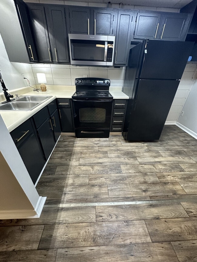 Building Photo - Creekside Apartments