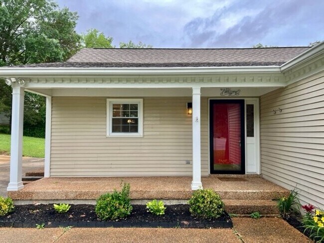 Foto del edificio - 3 Bedroom, 2 Bathroom w/ Covered Deck on Large Lot