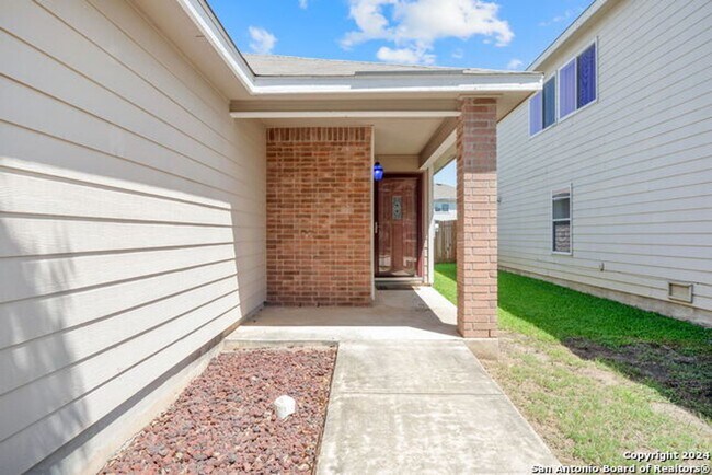 Building Photo - 3 Bedroom 2 Bathrooms located in Silver Oa...