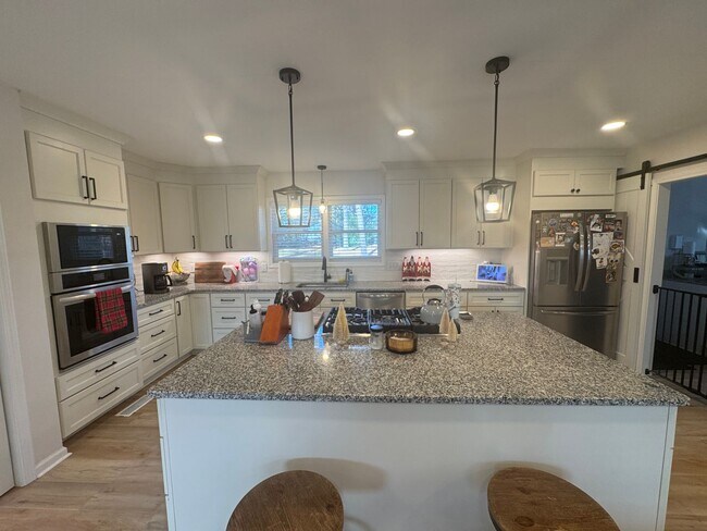 Building Photo - Cute, Renovated, 3BR/2BA Ranch.  Large Fully Fenced Backyard