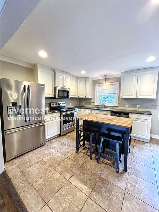 Building Photo - 950 Marguerite Dr