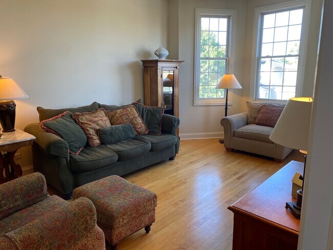 Foto del edificio - 1223 S Elmwood Ave