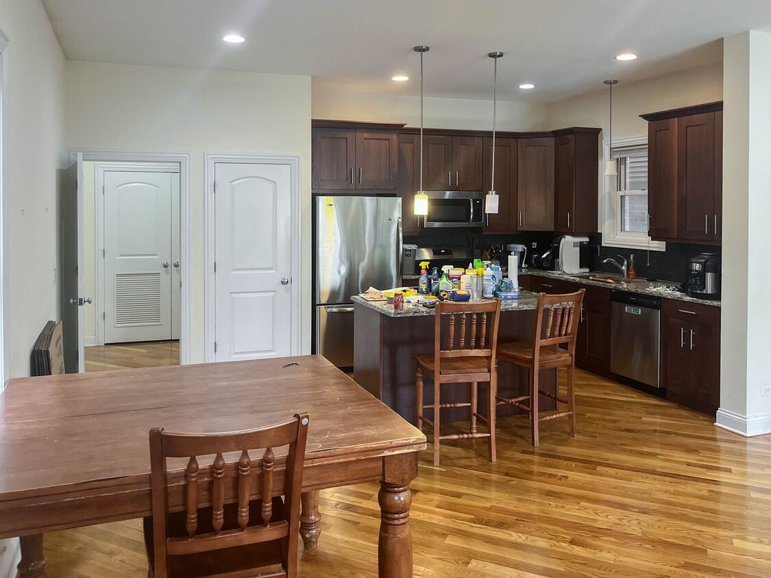 Foto principal - 2334 N Greenview Ave