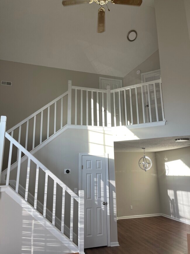 Building Photo - 740 Brookside Dr