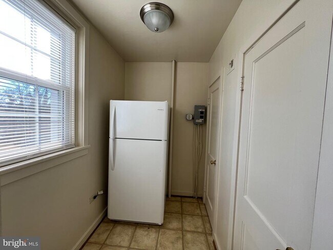 Building Photo - 212 Morton St