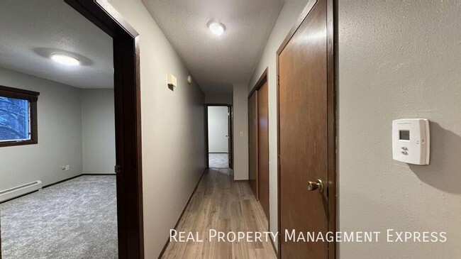 Foto del edificio - Spacious 2 Bedroom Apartment with Modern U...