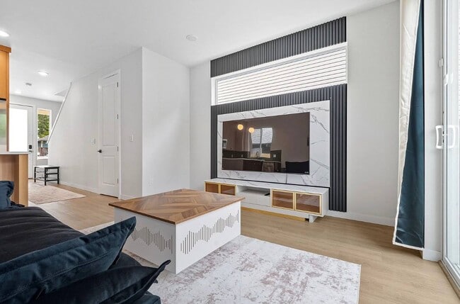 Foto del edificio - 817 NE 94th Ave