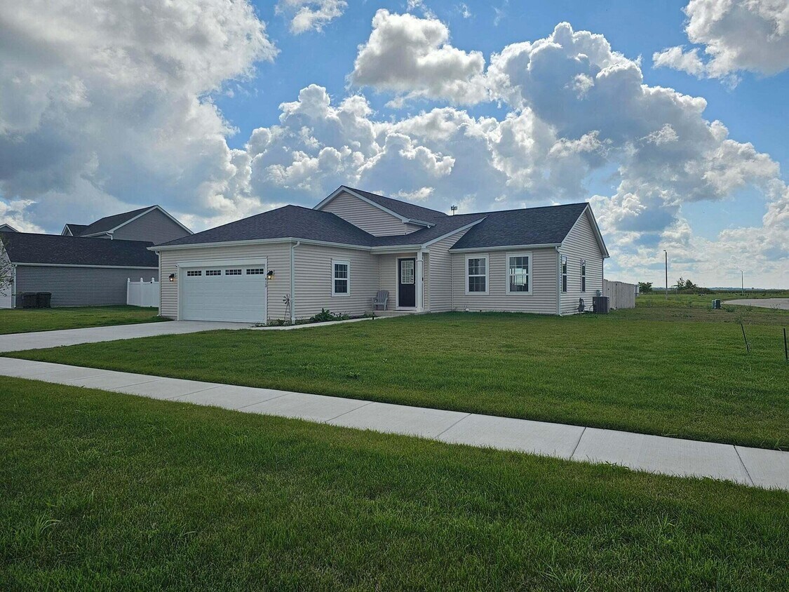 413 Savannah Dr, Walworth, WI 53184 House Rental in Walworth, WI