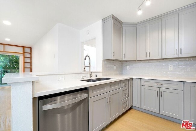 Building Photo - 9005 Cynthia St