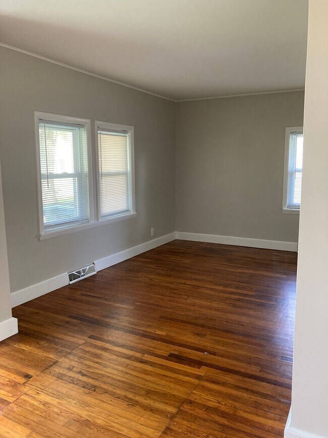 Building Photo - Spacious 3 bedroom 2 bath house