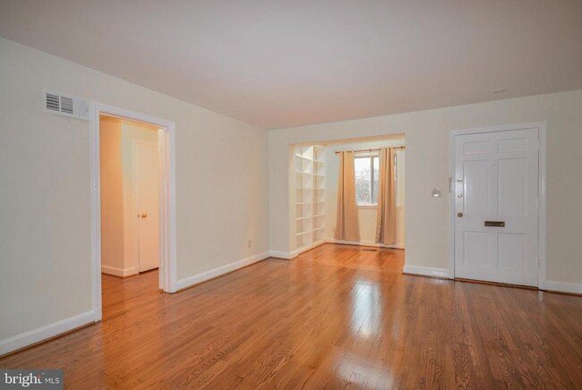 Building Photo - 208 Upton St