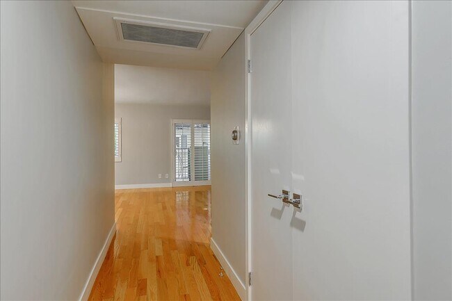 Foto del edificio - 1203 N Sweetzer Ave