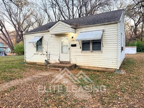 Building Photo - 1208 SE Locust St