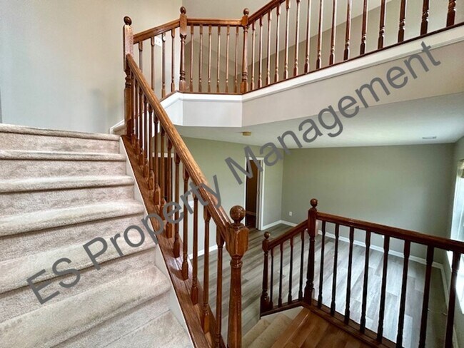 Foto del edificio - Stunning three-level condo in Lawrence Tow...