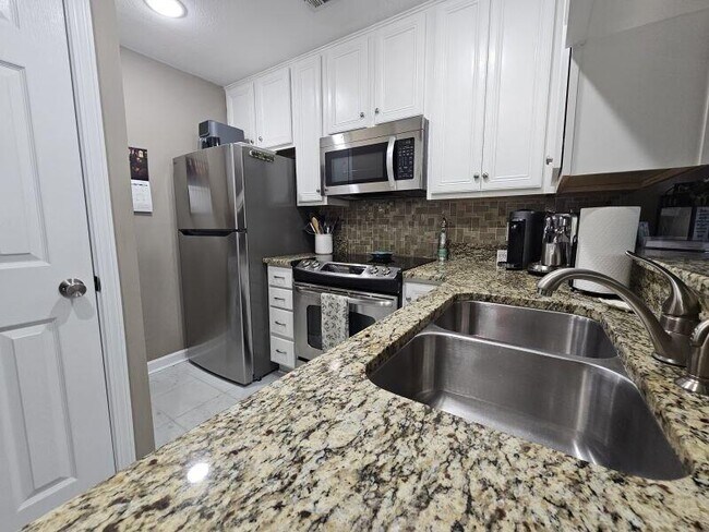 Foto del edificio - 208 Westlake Ct