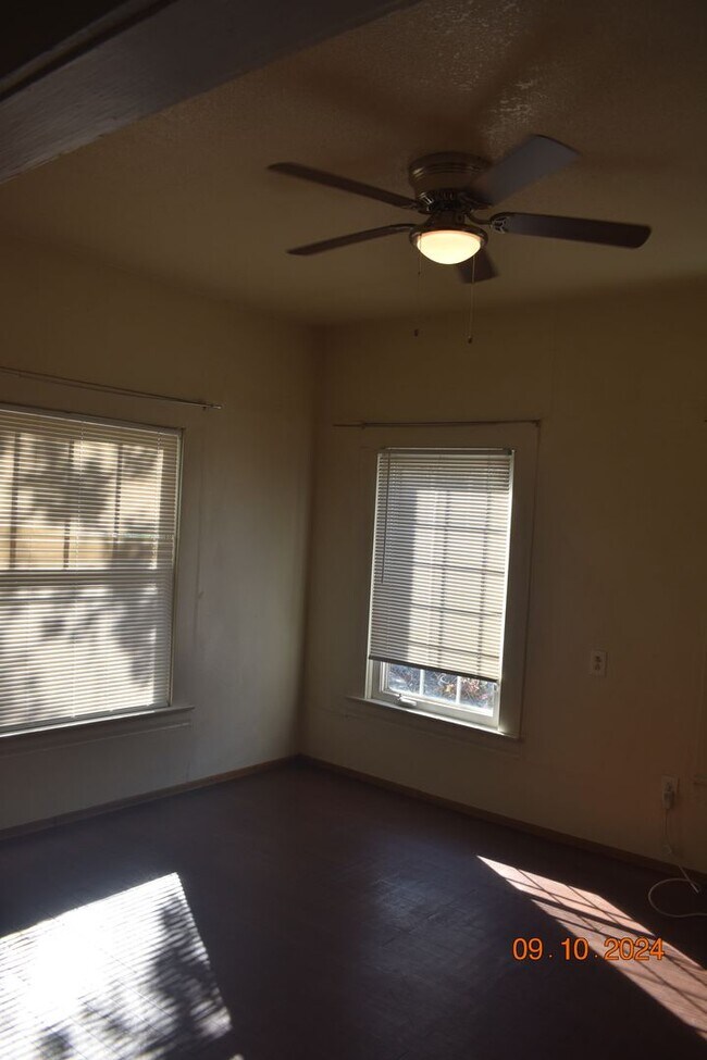 Building Photo - Charming Two Bedroom Home with Hardwood Fl...