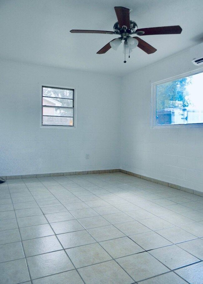 Building Photo - 804 South Avenue C, Unit A