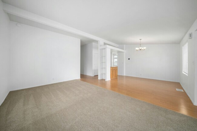 Foto del edificio - 351 Lark Dr