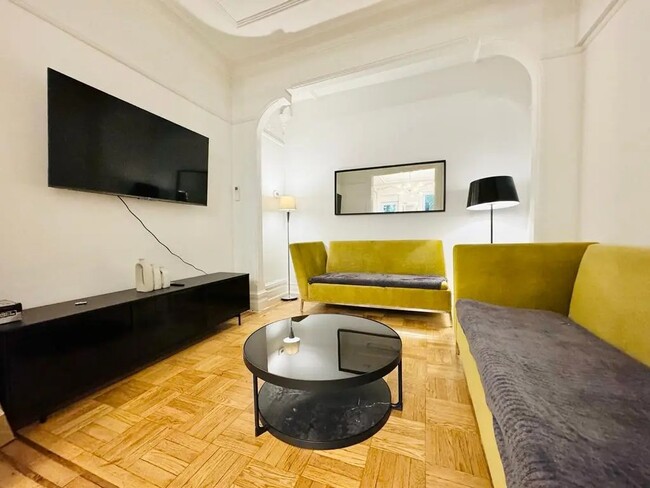 Foto del edificio - Furnished room/NOT APARTMENT