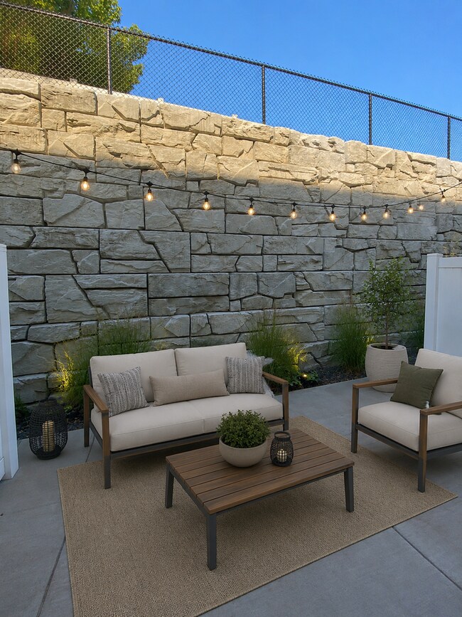 Foto del edificio - This Townhome Will Having You Falling Head Over Heels!